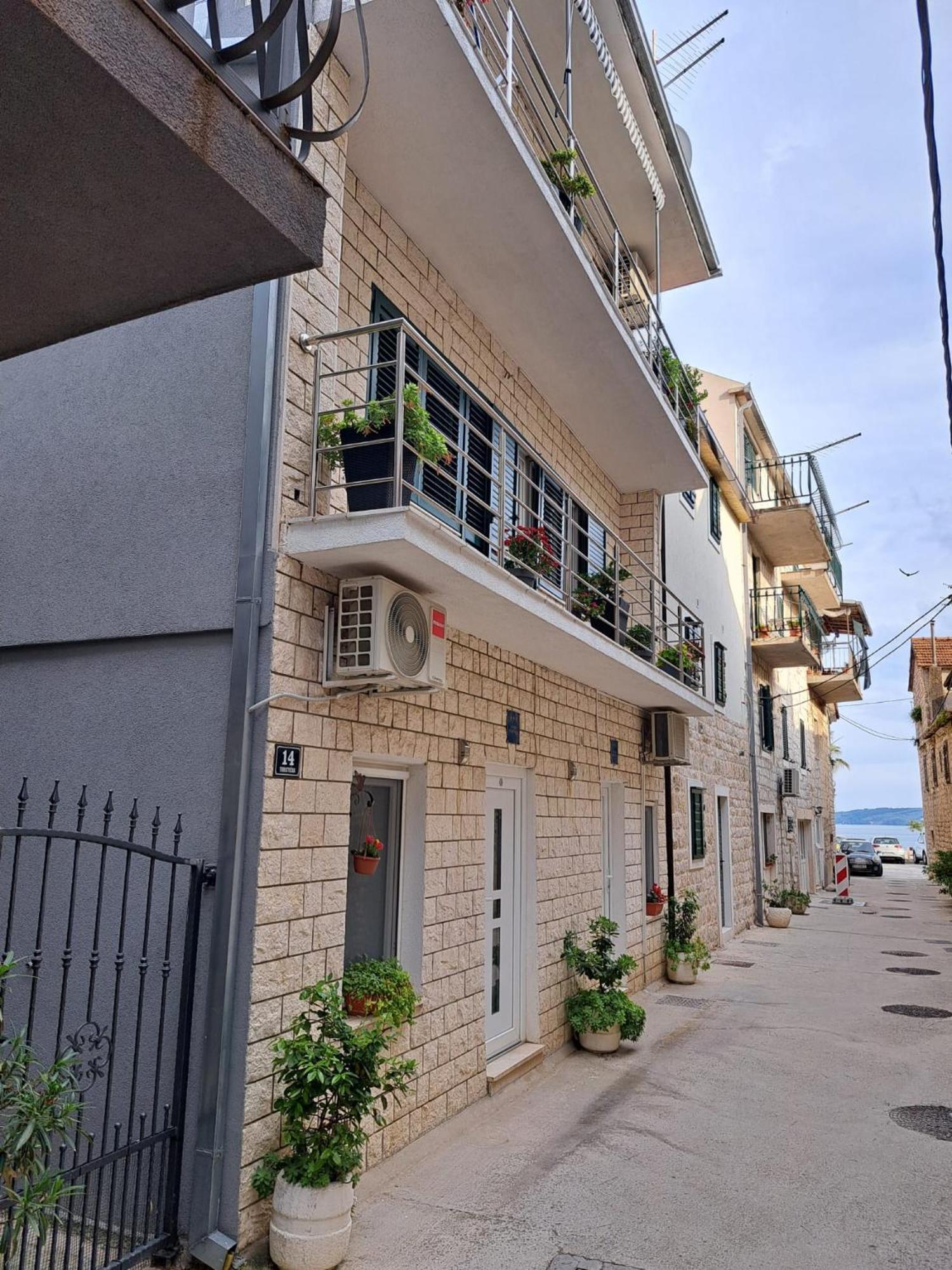 Studio Apartment Legcevic Kaštela Eksteriør bilde